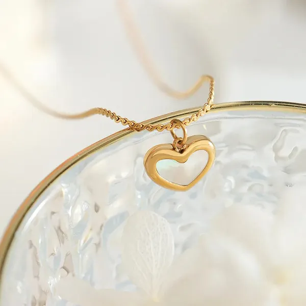 Gold_Shell_Heart_Pendants_For_Women